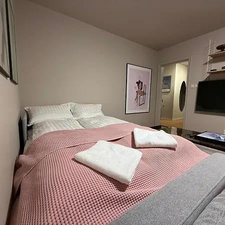 Cozy , Sleeps 4, 10 Min To Downtown, Family-friendly Reykjavik