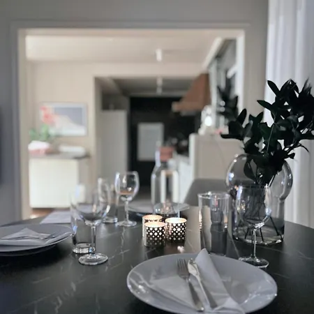 Cozy , Sleeps 4, 10 Min To Downtown, Family-friendly *
